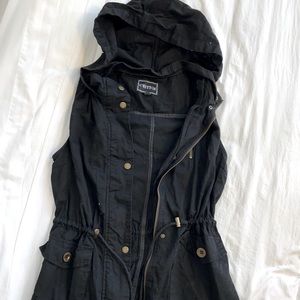 Black sleeveless cargo jacket